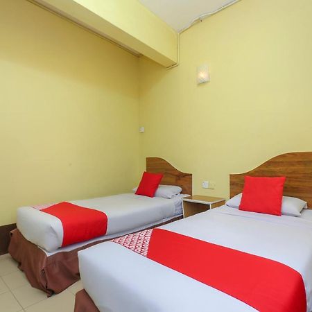 Oyo 90162 Aj Hotel Kuala Berang Экстерьер фото